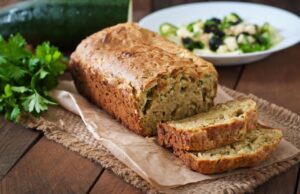 Нема чекање тестото да нарасне: Вкусен и сочен леб од тиквички и сирење што мора да го пробате