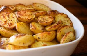 Печени компири за време на постот со праз: Вкусот ве воодушевува, а се подготвува брзо и лесно