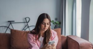 Психолозите се согласуваат: 4 црвени знамиња што укажуваат дека вашето пријателство станало „еднонасочна улица“