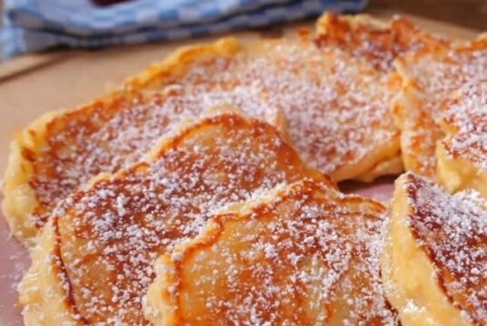 СЕЛСКИ ПАЛАЧИНКИ ЗА 5 МИНУТИ: Со 1 јаболко и 1 јајце, се топат во уста!